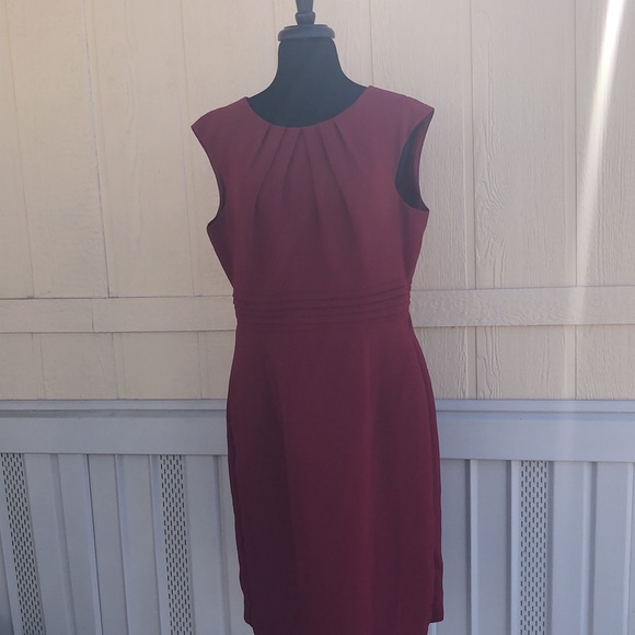 Beautiful TAHARI red Dress Size 14 - Picture 7 of 13
